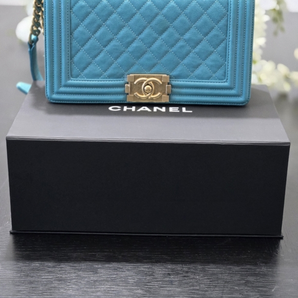 CHANEL Teal Quilted Crossbody Bag with Gold Chain - Picture 7 of 11
